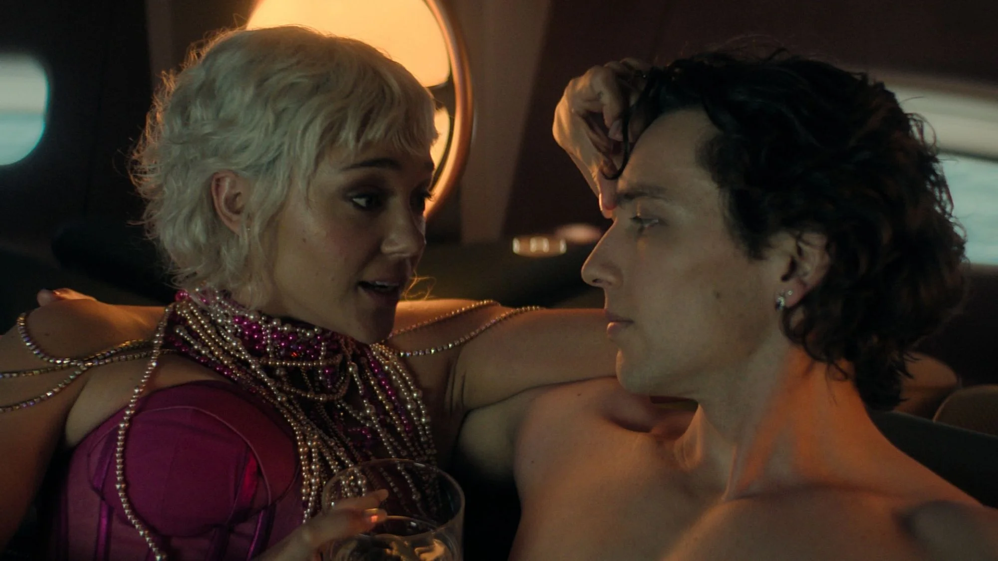 Synnøve Karlsen und Cody Fern in „Foundation“