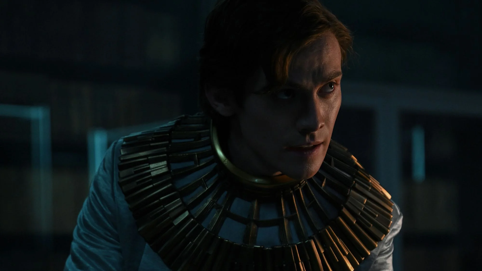 Bruder Morgen (Cassian Bilton) auf einem Szenenfoto aus der Episode „When a Book Finds You“ (3x03) der Serie „Foundation“