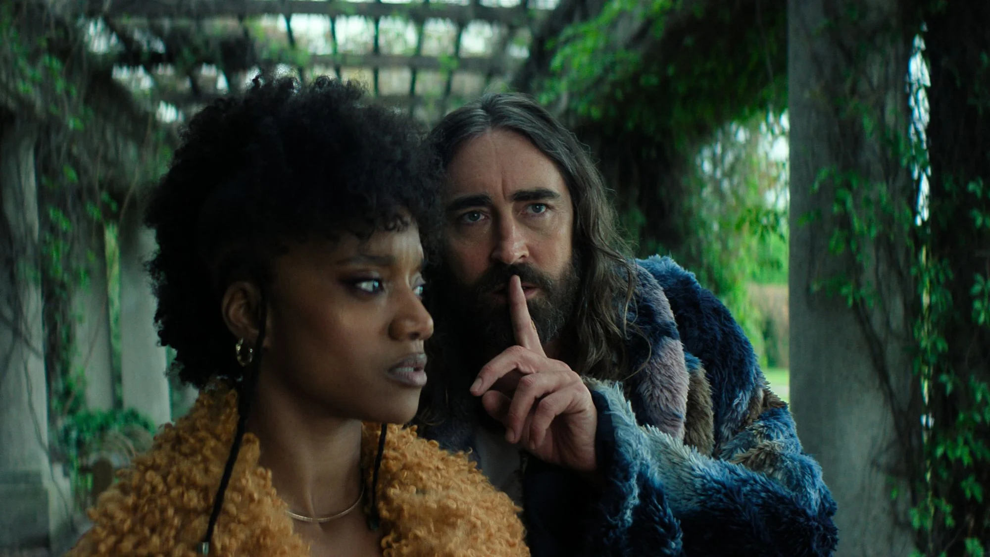 Song (Yootha Wong-Loi-Sing) und Bruder Tag (Lee Pace) auf einem Szenenfoto aus der Episode „When a Book Finds You“ (3x03) der Serie „Foundation“