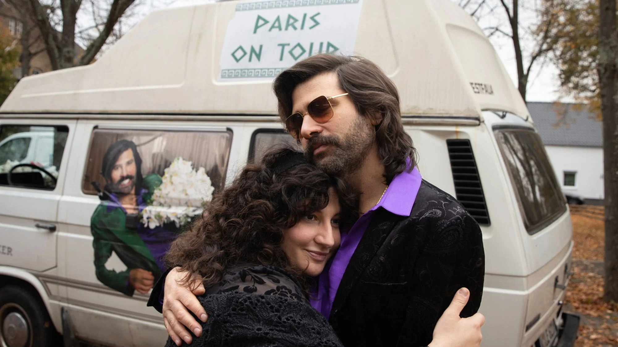 Alitheia (Fevronia) und ihr Bruder Paris (Jasin Challah) auf einem Szenenfoto aus der Serie „Rembetis - Die Geisterjäger“