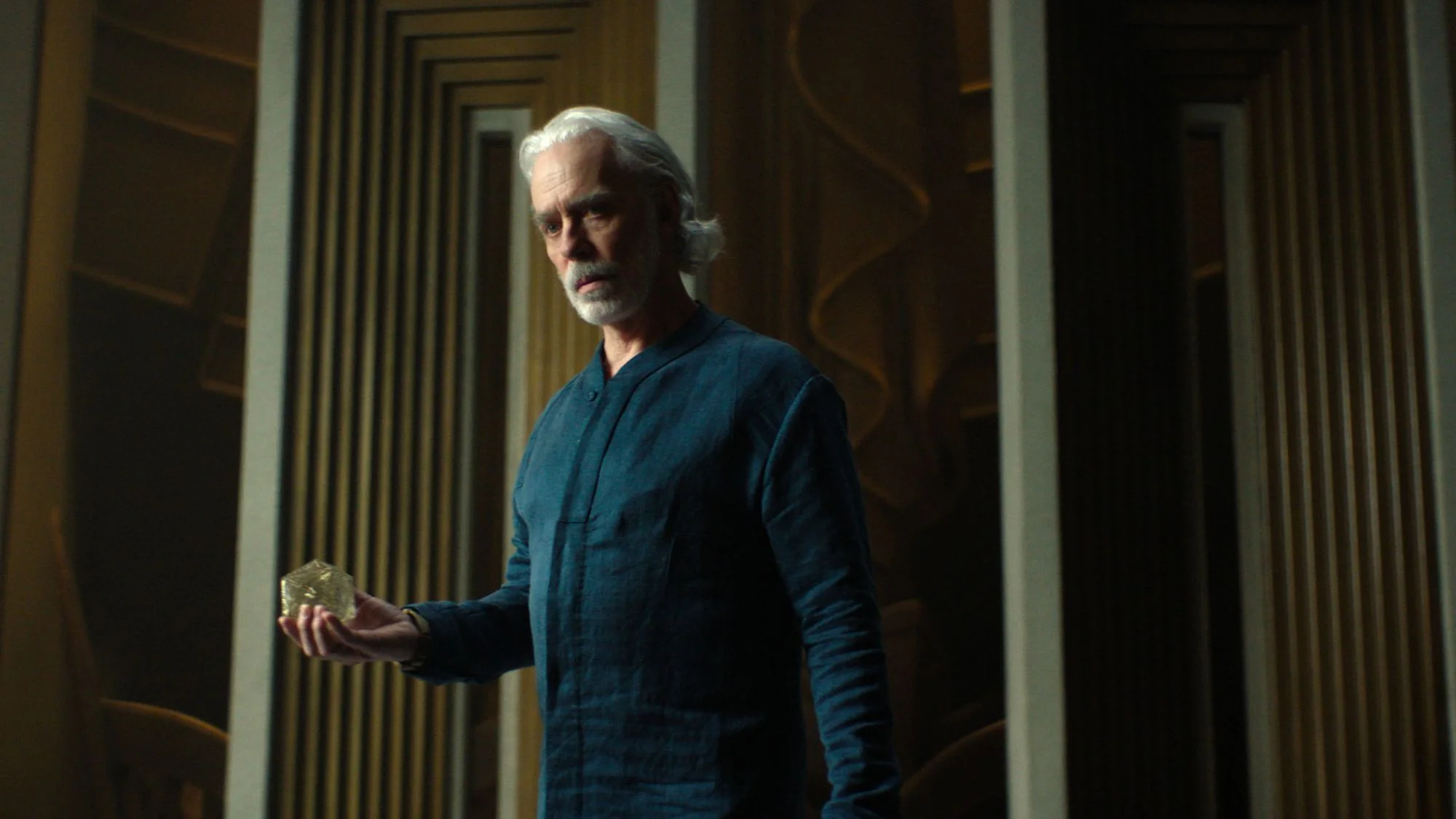 Bruder Dämmerung (Terrence Mann) auf einem Szenenfoto aus der Episode „The Stress of Her Regard“ der US-Serie „Foundation“