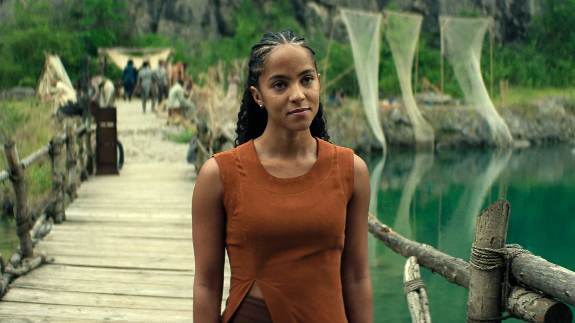 Gaal Dornick (Lou Llobell) auf einem Szenenfoto aus der Episode „The Stress of Her Regard“ der US-Serie „Foundation“