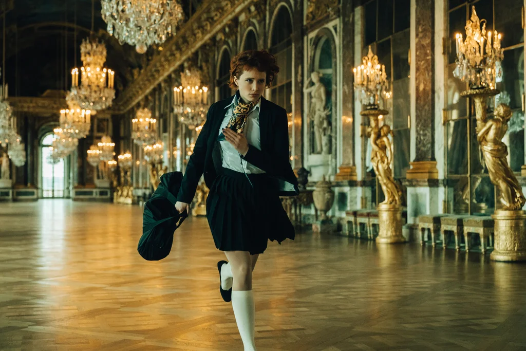 Alex (Claire Romain) rennt in Versailles...