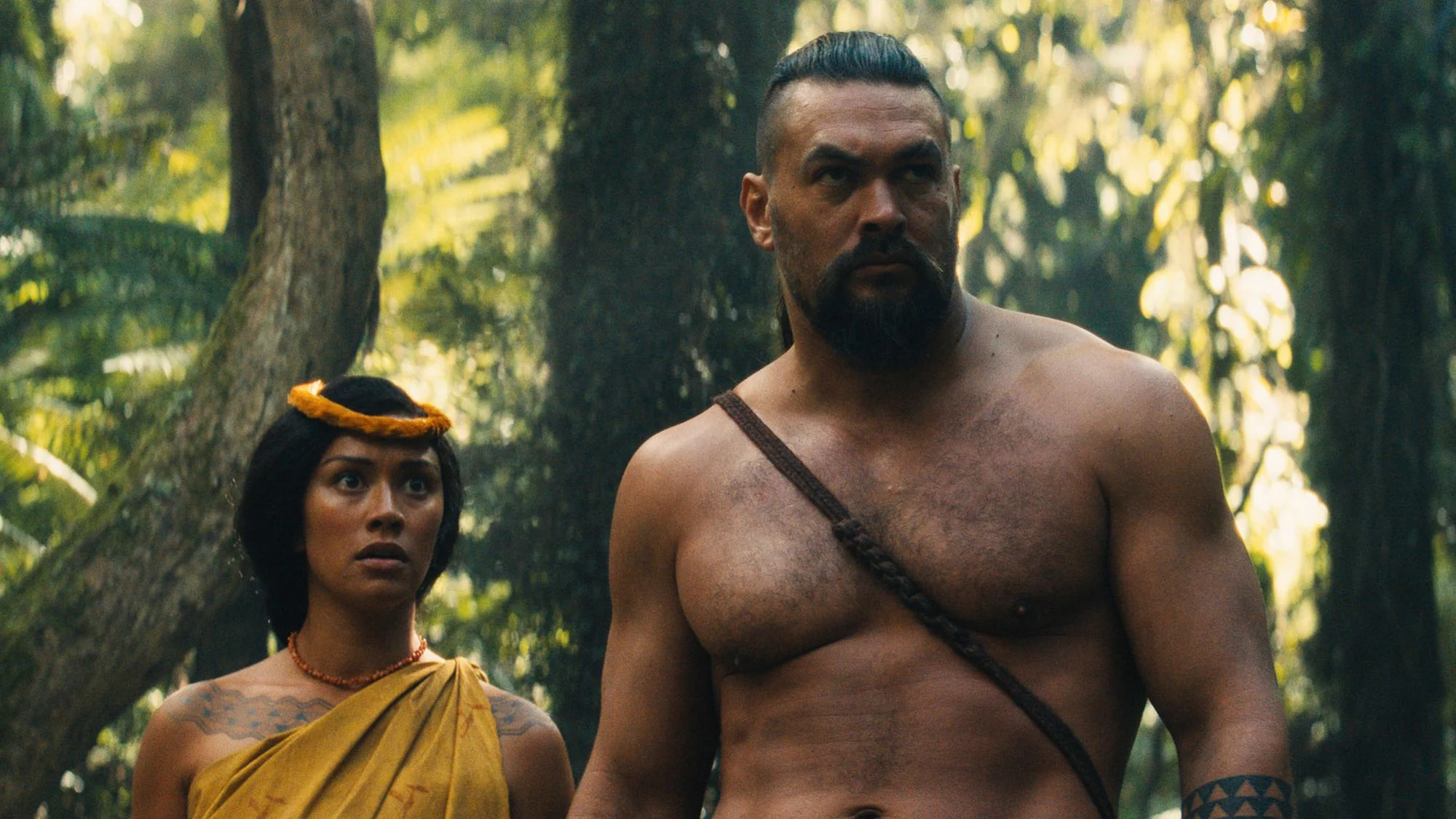 Ka%26#039,ahumanu (Luciane Buchanan) und Ka%26#039,iana (Jason Momoa) auf einem Szenenfoto aus den ersten Folgen der US-Serie „Chief of War“