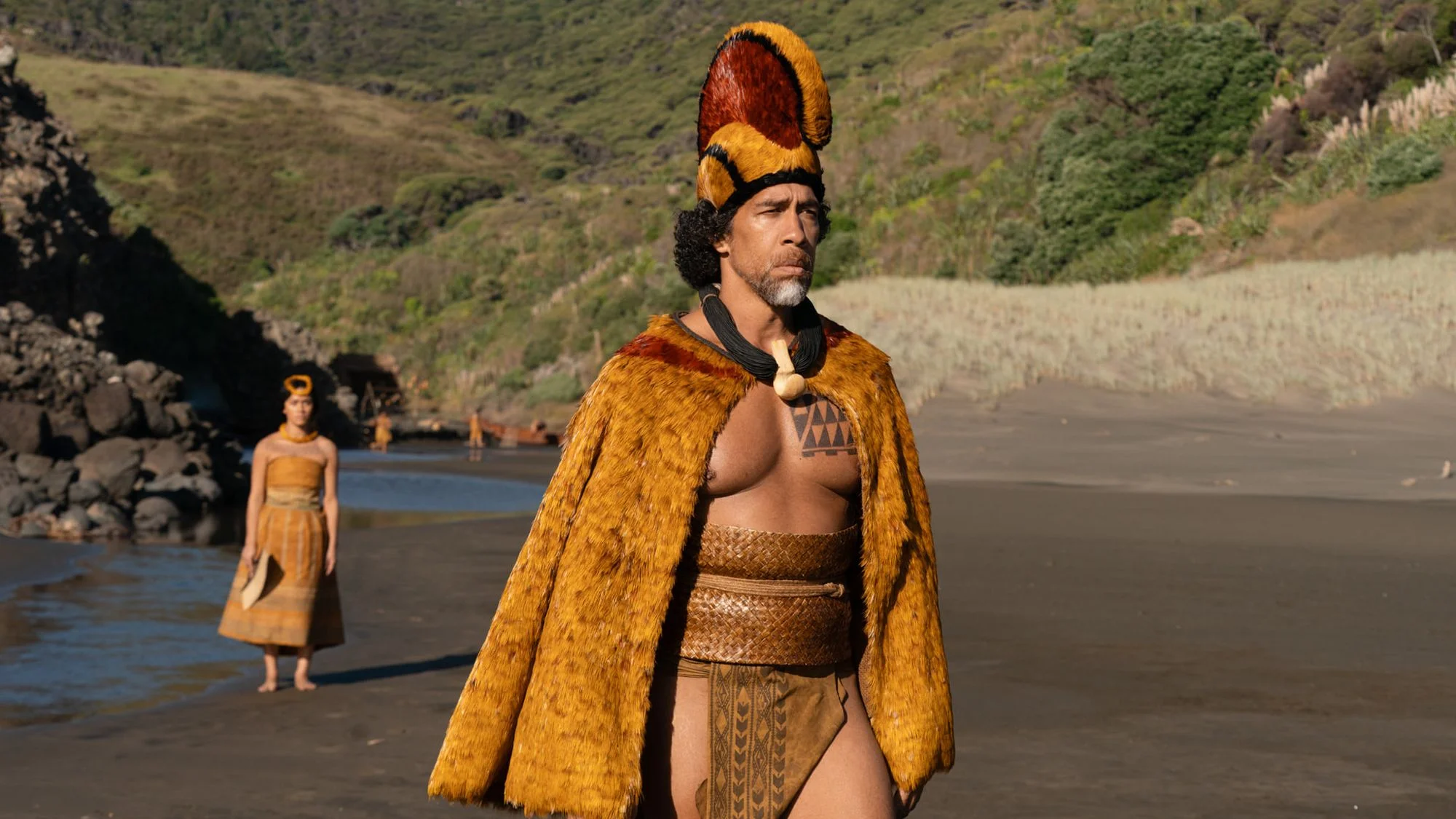 Moku (Moses Goods) auf einem Szenenfoto aus den ersten Folgen der US-Serie „Chief of War“