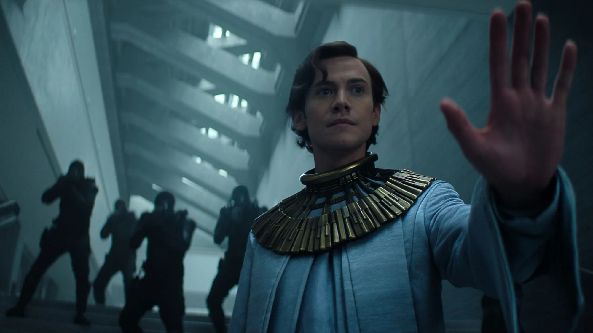 Bruder Morgen (Cassian Bilton) auf einem Szenenfoto aus der Episode „Where Tyrants Spend Eternity“ der US-Serie „Foundation“