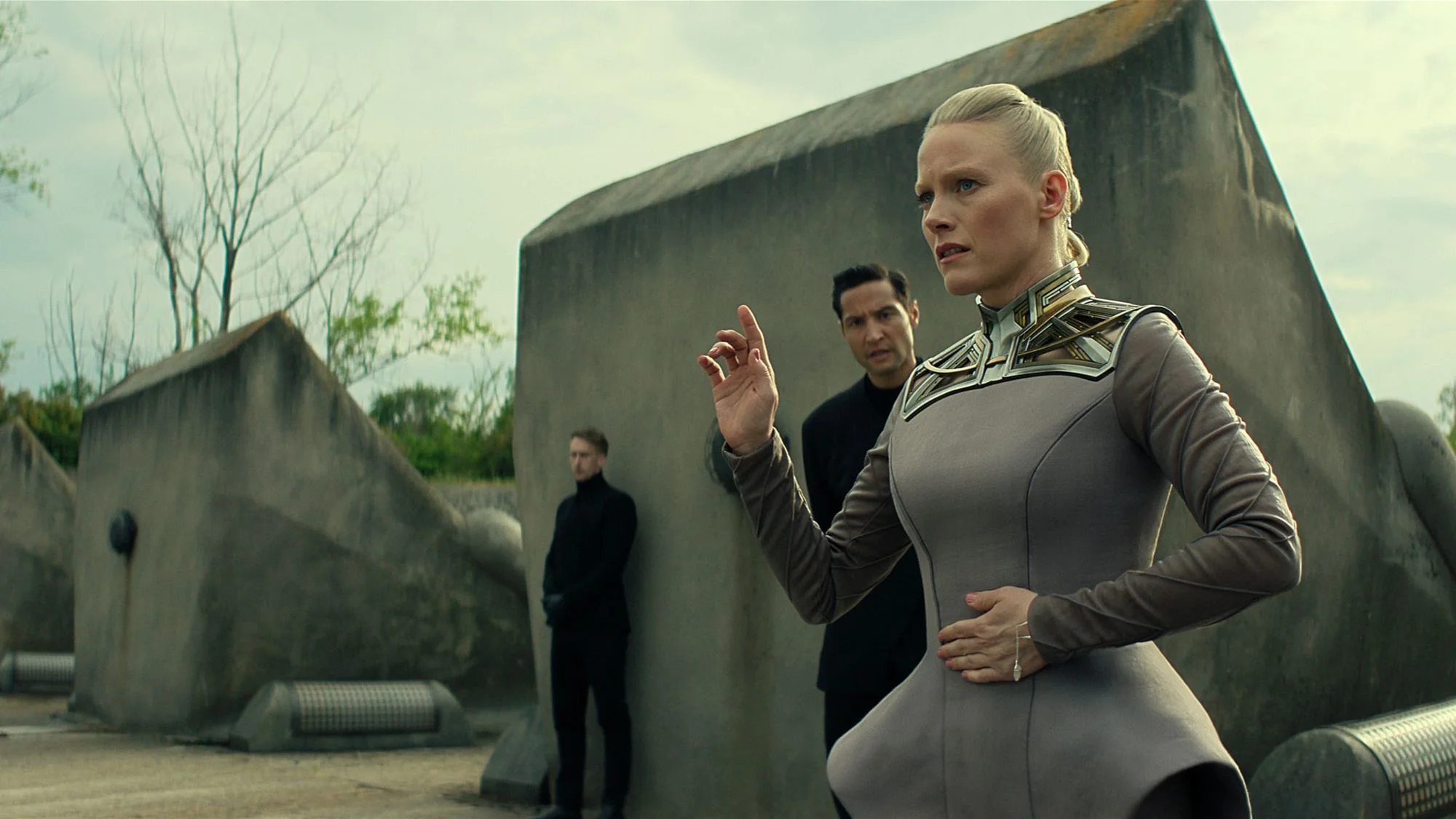 Demerzel (Laura Birn) auf einem Szenenfoto aus der Episode „Where Tyrants Spend Eternity“ der US-Serie „Foundation“