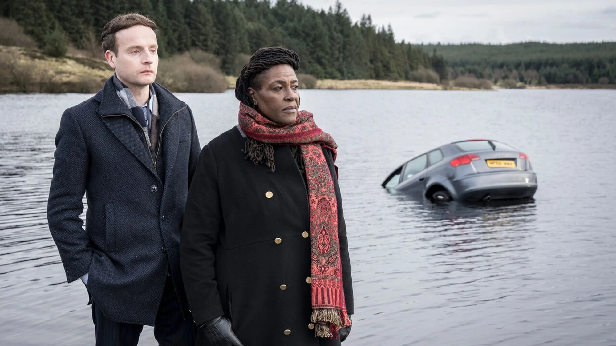 Szenenfoto aus der Serie „Ellis“ mit den beiden Hauptdarsteller:innen: Andrew Gower als DS Chet Harper und Sharon D. Clarke als DCI Ellis