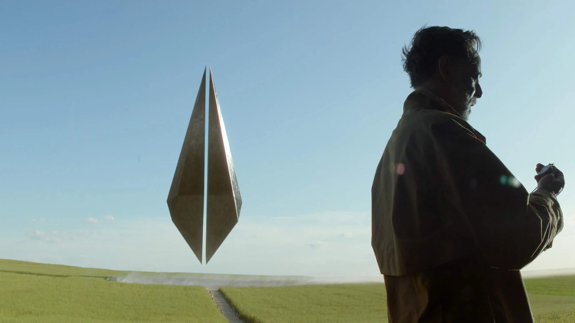 Terrence Mann auf einem Szenenfoto aus der „Foundation“-Episode „The Shape of Time“