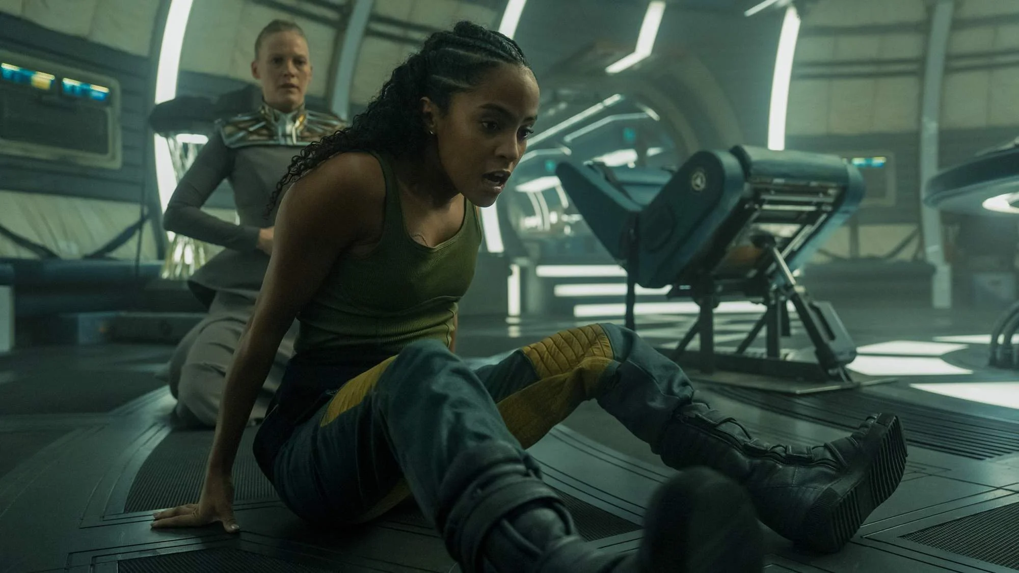 Laura Birn und Lou Llobel auf einem Szenenfoto aus der „Foundation“-Episode „The Shape of Time“