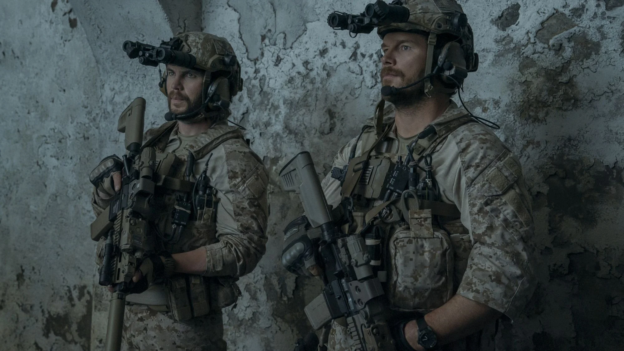 Taylor Kitsch und Chris Pratt auf einem Szenenfoto aus der Serie „The Terminal List: Dark Wolf“