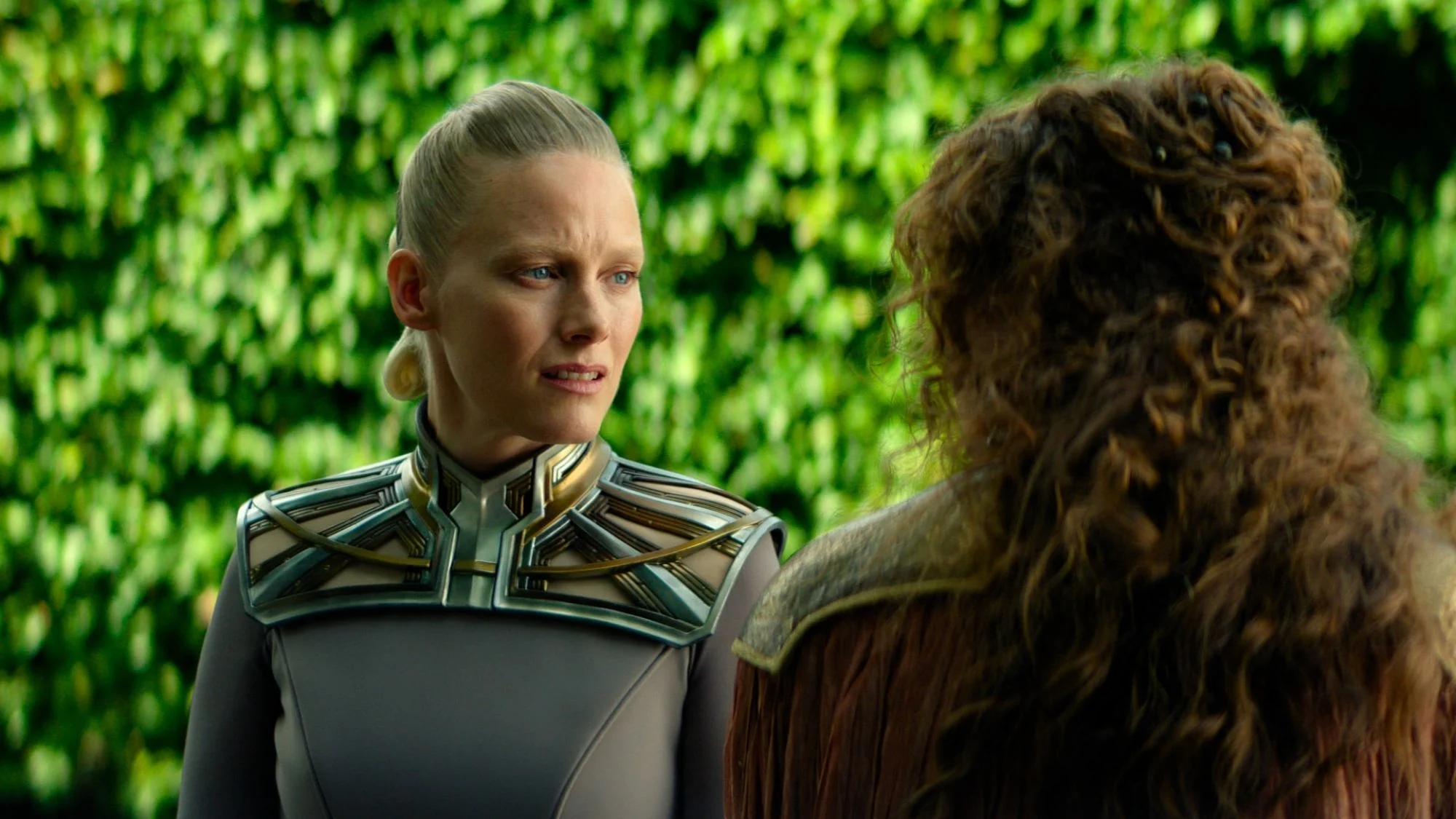 Laura Birn und Rebecca Ineson auf einem Szenenfoto aus der „Foundation“-Folge „Skin in the Game“