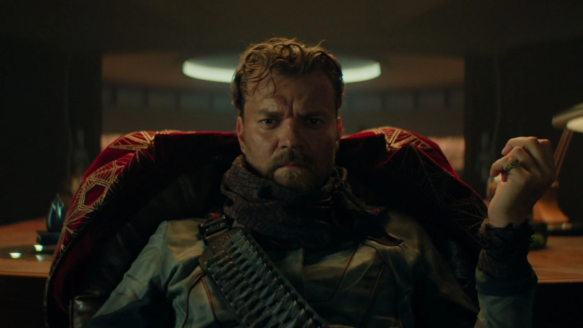 Pilou Asbæk auf einem Szenenfoto aus der„Foundation“-Folge „Skin in the Game“