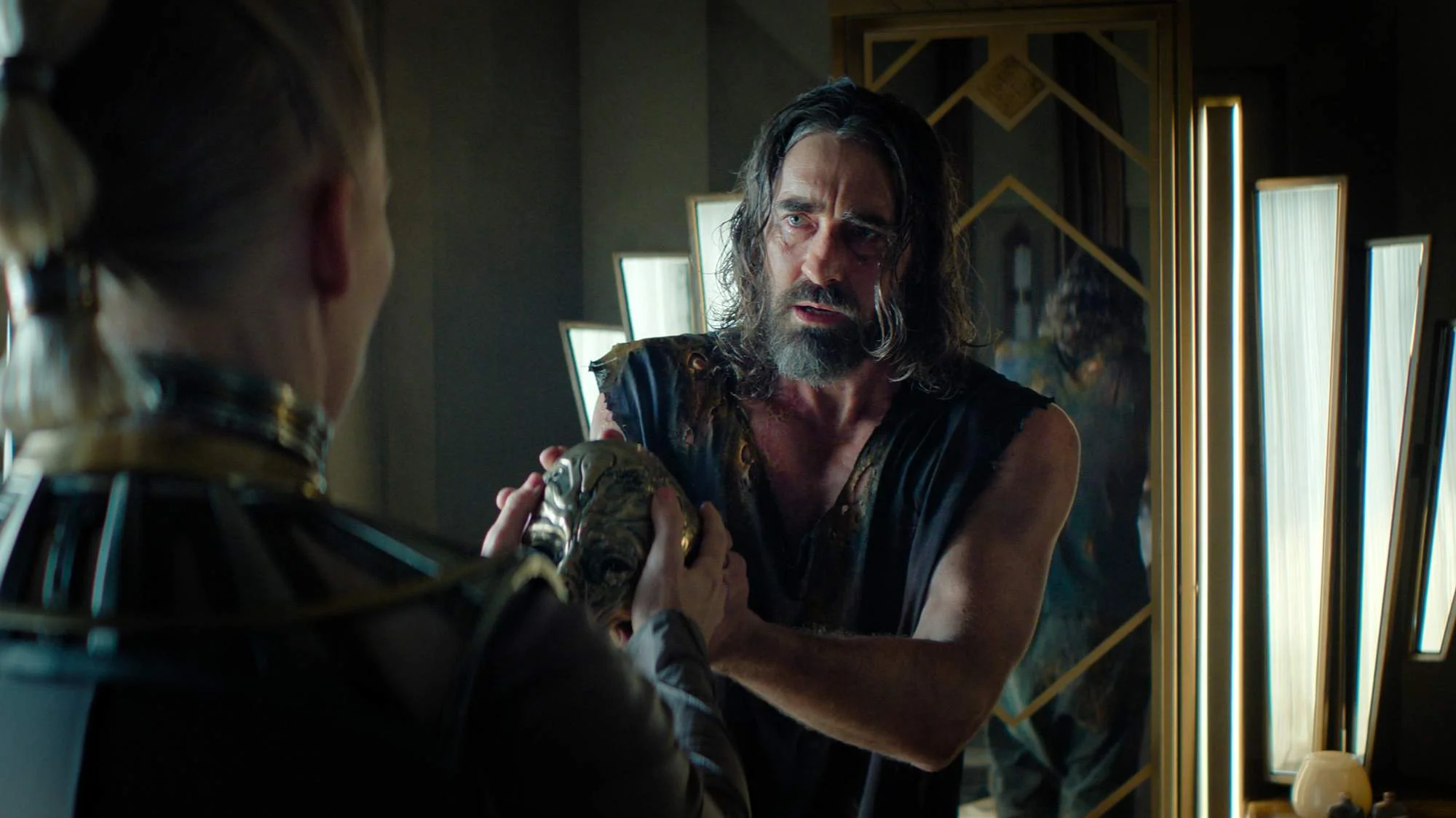 Lee Pace und Laura Birn auf einem Szenenfoto aus der Episode „The Darkness“ (3x10) der Serie „Foundation“