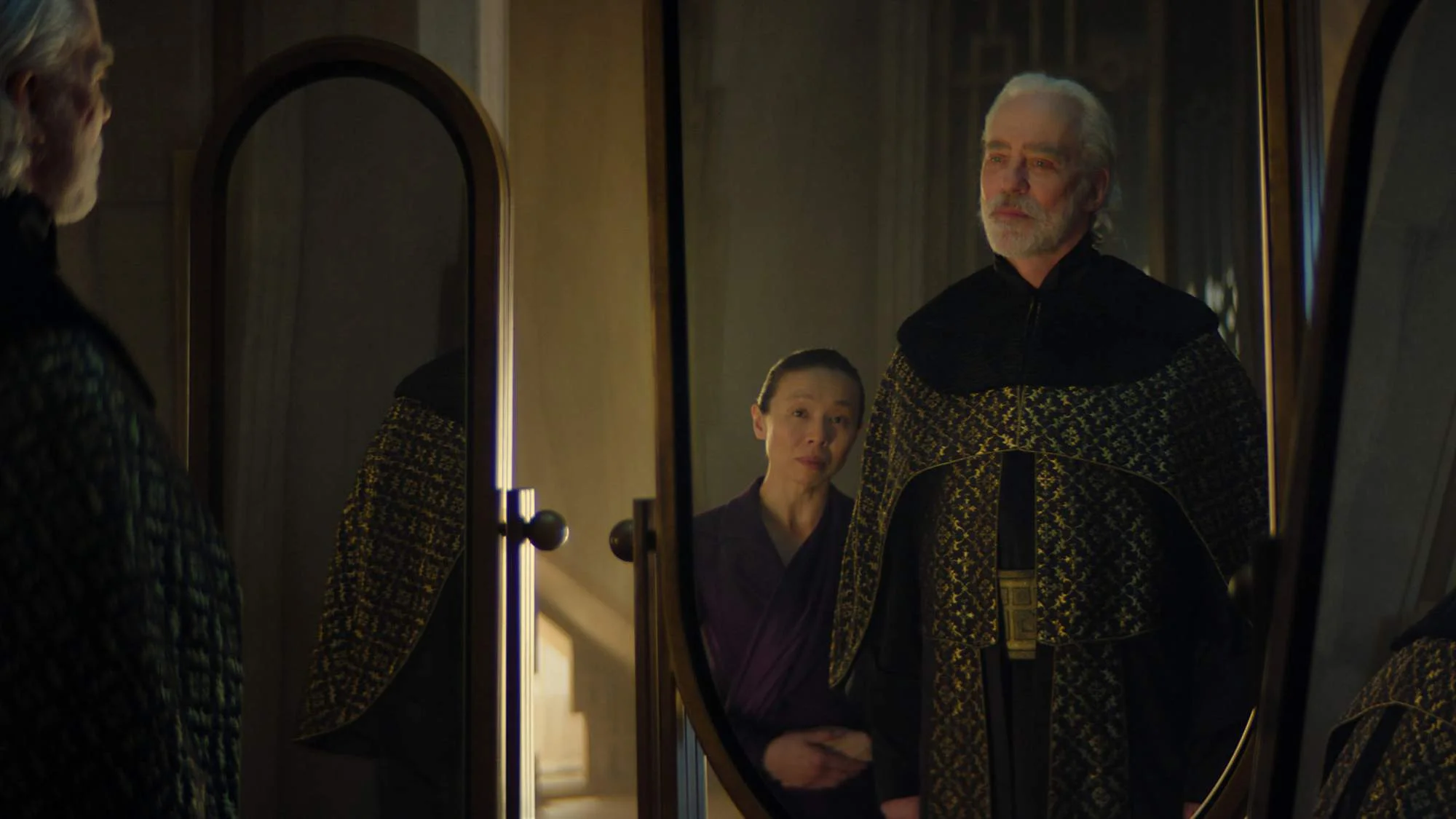 Terrence Mann und Angela Yeohauf einem Szenenfoto aus der Episode „The Darkness“ (3x10) der US-Serie „Foundation“