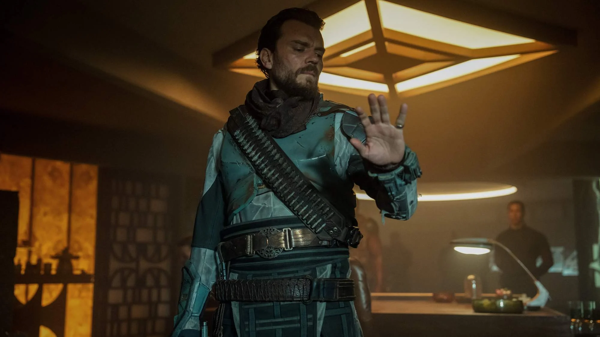 Pilou Asbæk auf einem Szenenfoto aus der Episode „The Darkness“ (3x10) der Serie „Foundation“