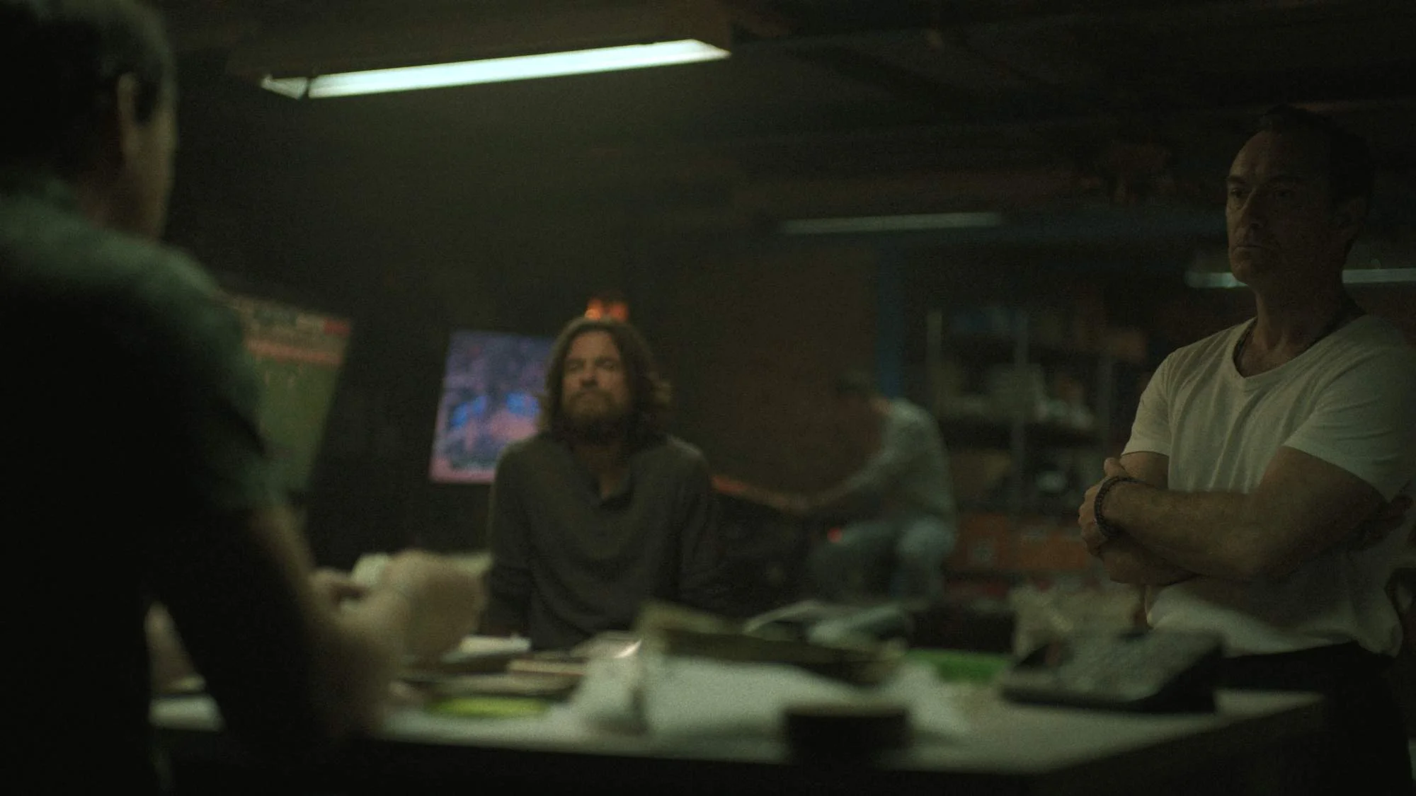 Jude Law und Jason Bateman auf einem Szenenfoto aus der Serie „Black Rabbit“