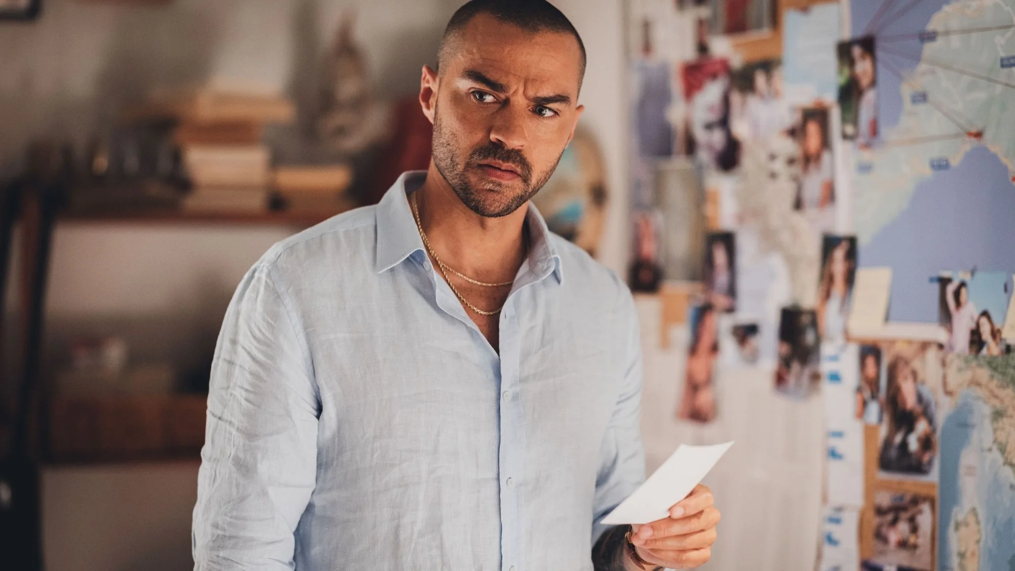Szenenfoto aus „Hotel Costiera“ mit Jesse Williams
