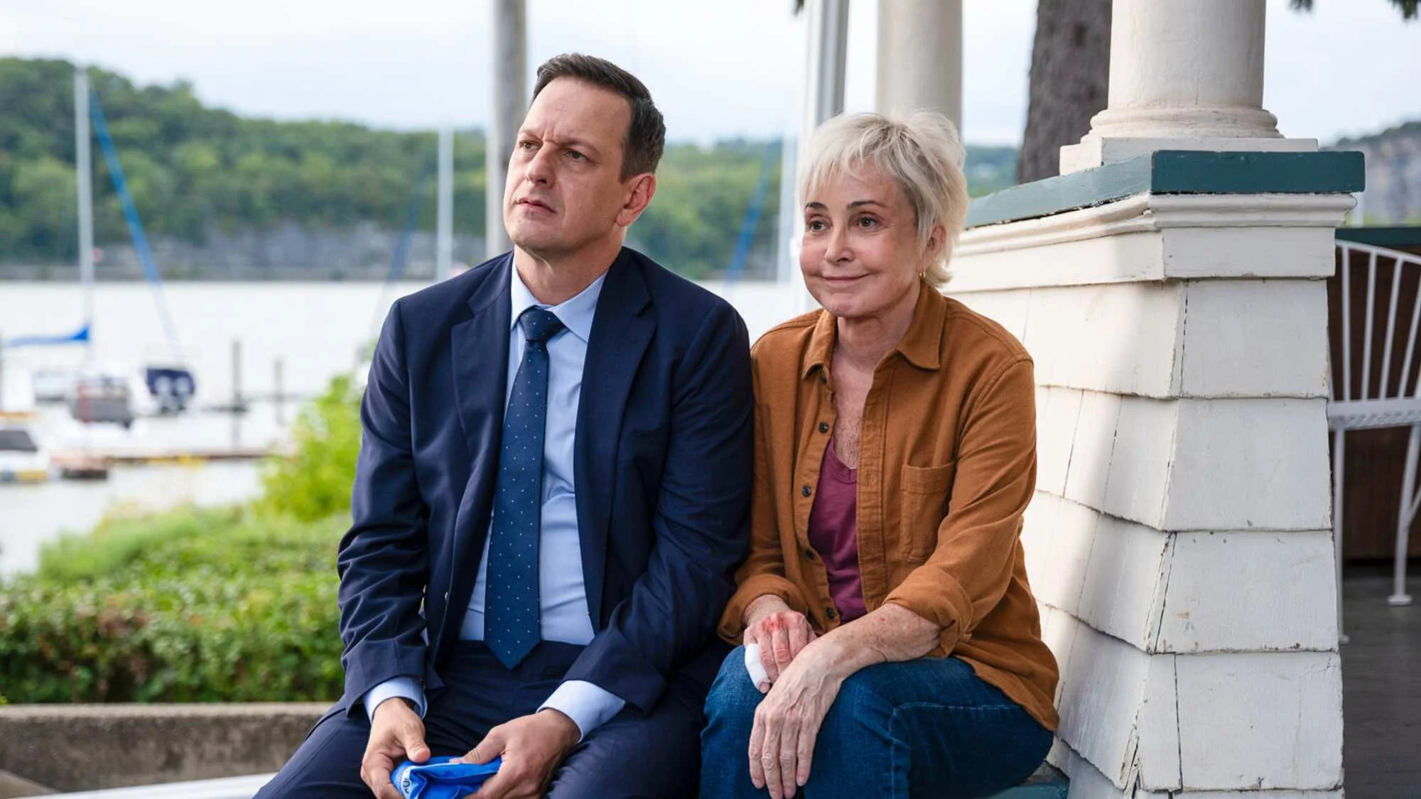 Doctor Best (Josh Charles) mit seiner Tante (Annie Potts)