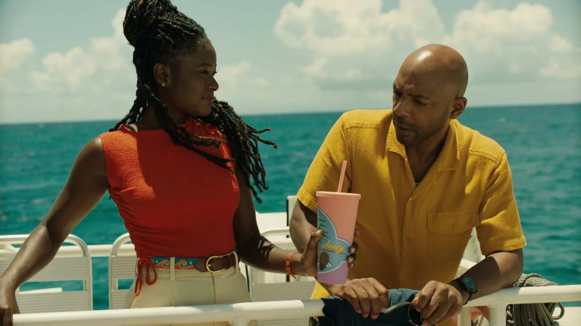 Naomi reicht Mervin einen Captain Juicy