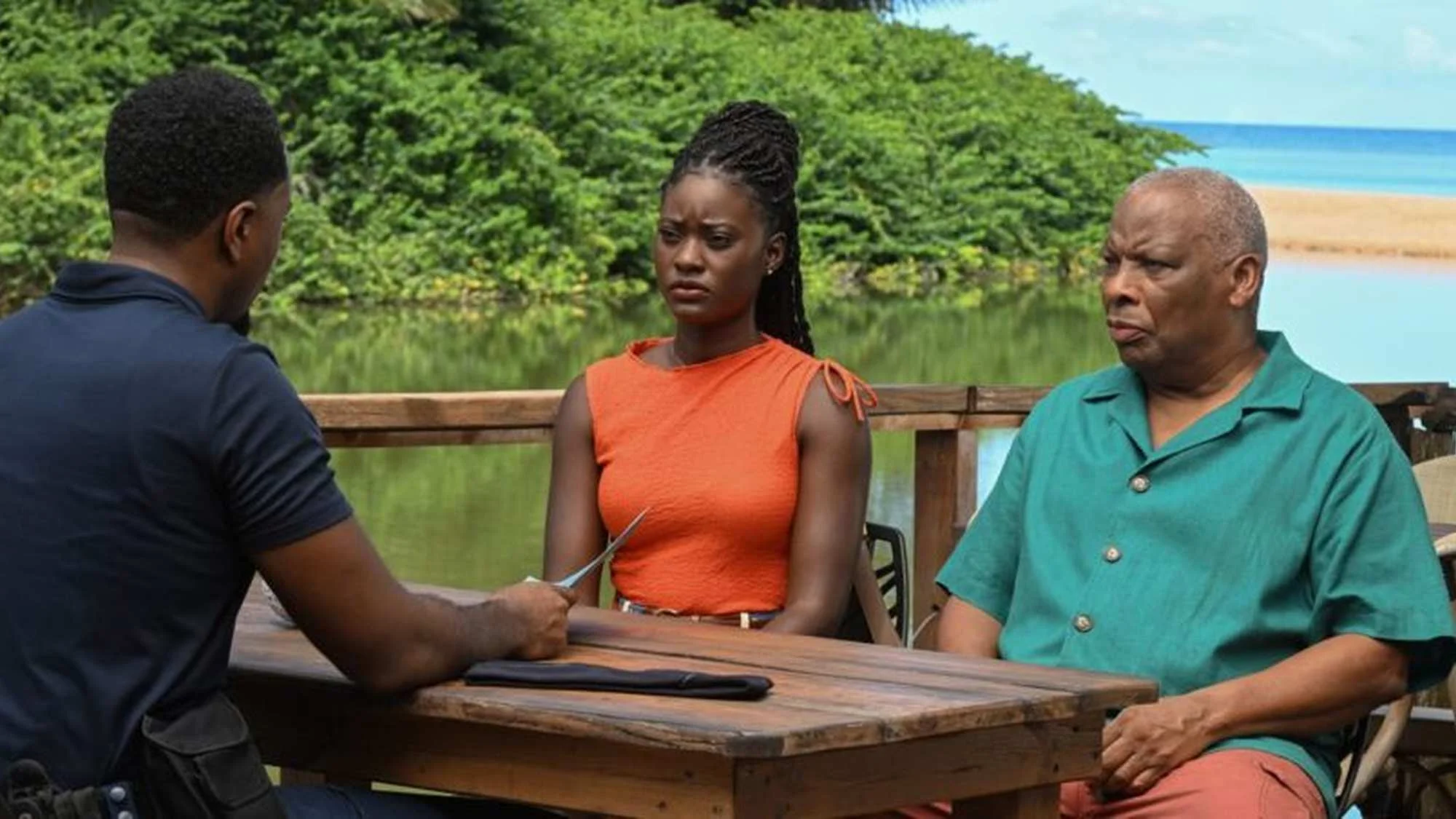 Sterling Fox (Trieve Blackwood-Cambridge), Naomi Thomas (Shantol Jackson) und Selwyn Patterson (Don Warrington) diskutieren die Sachlage