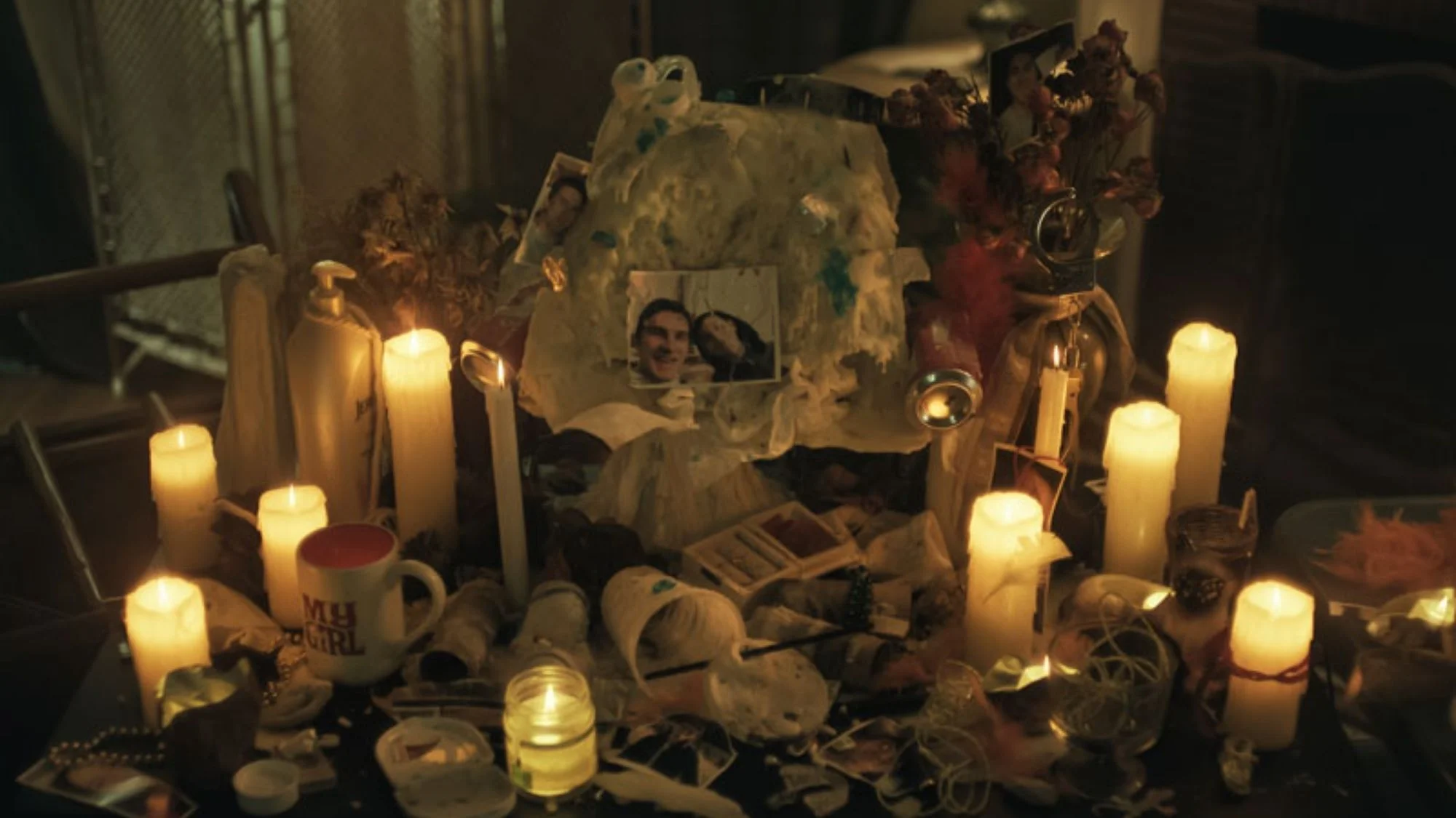 Ein unheimlicher Altar in „Obsession“