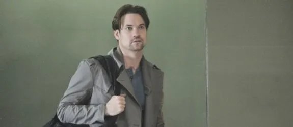 %26bdquo;Honey I%26#039;m home!%26ldquo; - Shane West alias Michael ist zurück aus London. &copy; The CW
