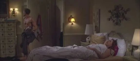 Barney (Neil Patrick Harris) schleicht sich davon... Direkt in den Bienenschwarm. © CBS