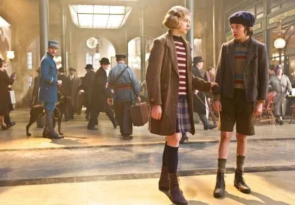 Geschäftiges Treiben am Pariser Bahnhof. Asa Butterfield