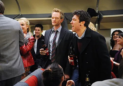 Barney und Ted in der %26bdquo;How I Met Your Mother%26ldquo;-Episode %26bdquo;The Drunk Train%26ldquo; © CBS