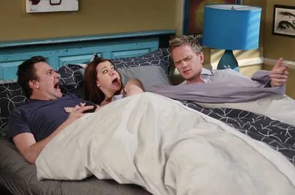 Marshall; Lily und Barney in einem Bett in %26bdquo;How I Met Your Mother%26ldquo; © CBS
