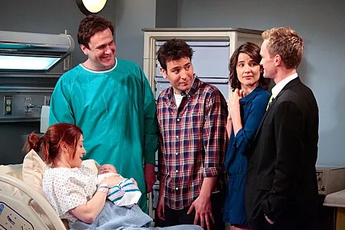Die Clique begrĂŒĂt Marvin Eriksen. Ausschnitt aus der %26bdquo;How I Met Your Mother%26ldquo;-Episode %26bdquo;The Magician%26#039;s Code (1)%26ldquo; © CBS