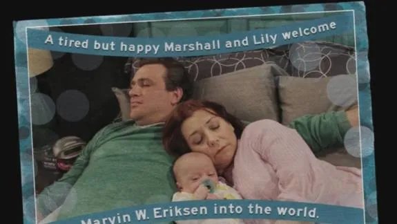 Marshall; Lily und Marvin Eriksen bei ihrem Grußbild. Ausschnitt aus der %26bdquo;How I Met Your Mother%26ldquo;-Episode %26bdquo;The Magician%26#039;s Code (2)%26rdquo; © CBS
