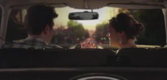 Ted und Victoria fahren der Sonne entgegen. Ausschnitt aus der %26bdquo;How I Met Your Mother%26ldquo;-Episode %26bdquo;The Magician%26#039;s Code (2)%26rdquo; © CBS