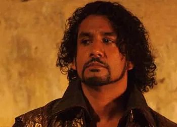 Mit Naveen Andrews als Lord Akbari ist nicht gut Datteln essen. &copy; Sky 1