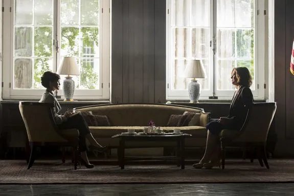 Zwischen ihnen liegt anfangs mehr als nur ein Sofa: Susan und Elaine. © USA Network