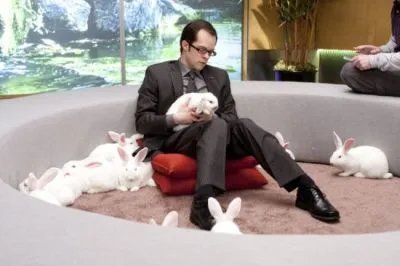 Auch Kaninchen helfen nicht über den Kummer und die Trauer hinweg. Ausschnitt aus der Episode %26bdquo;Feuer auf Abwegen%26ldquo; der US-Serie %26bdquo;Eureka%26ldquo; mit Neil Grayston © SyFy