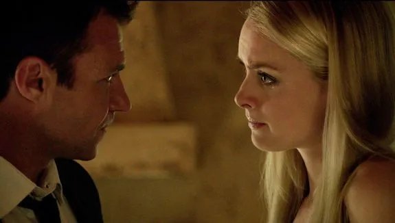 Frank (Chris Vance) zieht die Frauen geradezu an (und diese sich aus) © RTL