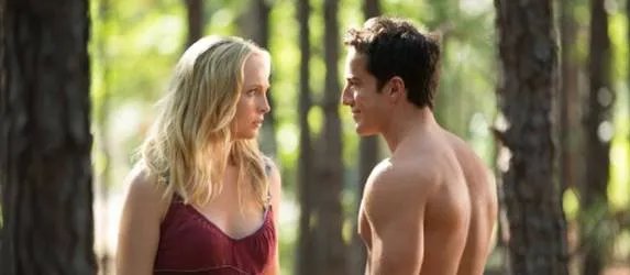 Caroline (Candice Accola) ist irritiert von ihrem Freund Tyler (Michael Trevino) in der Serie %26bdquo;The Vampire Diaries%26ldquo;. © The CW