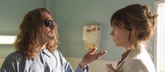 Tara (Maggie Siff) stattet Otto (Kurt Sutter) einen Besuch ab. &copy; FX