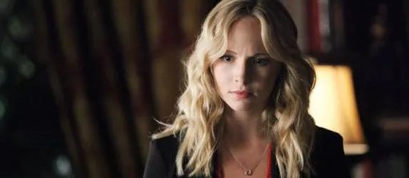 Caroline (Candice Accola) steht ihrer Freudnin bei in der Serie %26bdquo;The Vampire Diaries%26ldquo;. &copy; The CW
