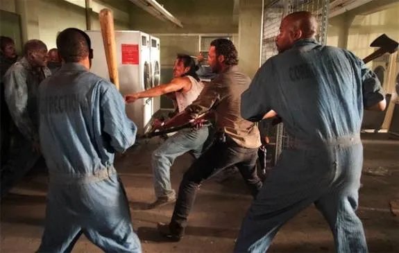 Brauchen noch etwas Nachhilfe im Zombieausschalten. Ausschnitt aus der Episode %26bdquo;Sick%26ldquo; der US-Serie %26bdquo;The Walking Dead%26ldquo; &copy; AMC / Foto: Gene Page