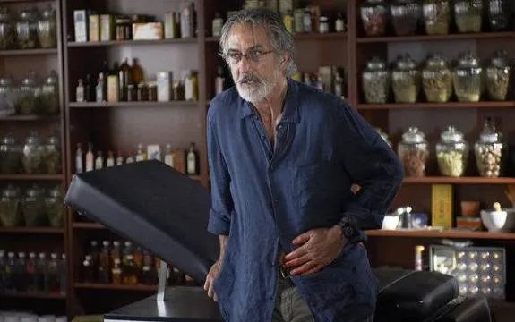 Der angeschlagene Dr. Lee Rosen (David Strathairn) in der Episode %26bdquo;God%26#039;s Eye%26ldquo; der Serie %26bdquo;Alphas%26ldquo; © Russ Martin/Syfy