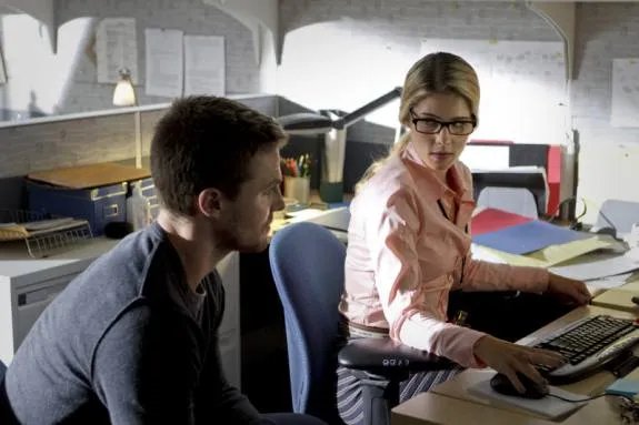 Wird es mehr von der It-Angestellten geben? Immerhin war sie ein Humor-Highlight der Episode. Szenenfoto aus der Episode %26bdquo;Lone Gunmen%26ldquo; der US-Serie %26bdquo;Arrow%26ldquo; © The CW