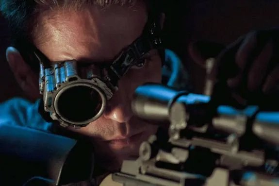 Deadshot legt an. Szenenfoto aus der Episode %26bdquo;Lone Gunmen%26ldquo; der US-Serie %26bdquo;Arrow%26ldquo; © The CW