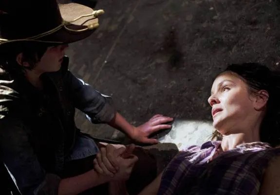 Carl (Chandler Riggs) und Lori (Sarah Wayne Callies) auf einem Szenenfoto aus der Episode %26bdquo;Killer Within%26ldquo; der US-Serie %26bdquo;The Walking Dead%26ldquo; &copy; AMC