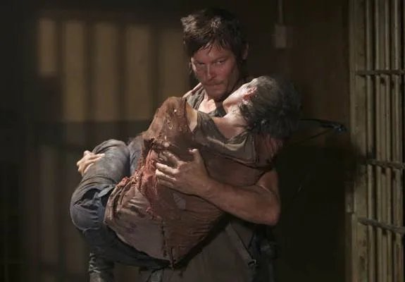 Daryl und Carol auf einem Szenenfoto aus der Episode %26bdquo;Hounded%26ldquo; der US-Serie %26bdquo;The Walking Dead%26ldquo; &copy; AMC