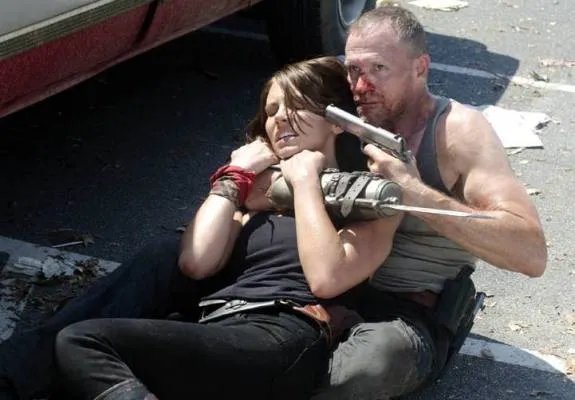 Szenenfoto mit Maggie und Merle aus der Episode %26bdquo;Hounded%26ldquo; der US-Serie %26bdquo;The Walking Dead%26ldquo; &copy; AMC