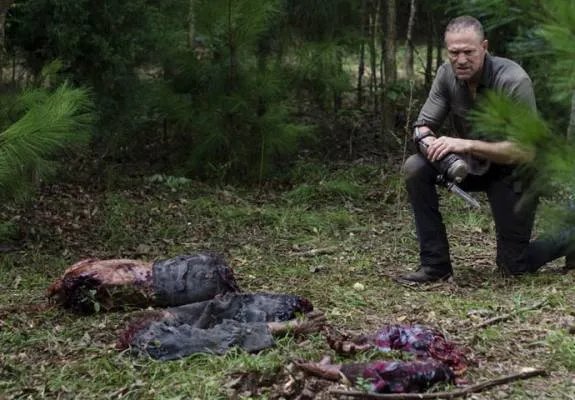 Szenenfoto mit dem Hinweis %26bdquo;Go Back%26ldquo; aus der Episode %26bdquo;Hounded%26ldquo; der US-Serie %26bdquo;The Walking Dead%26ldquo; &copy; AMC