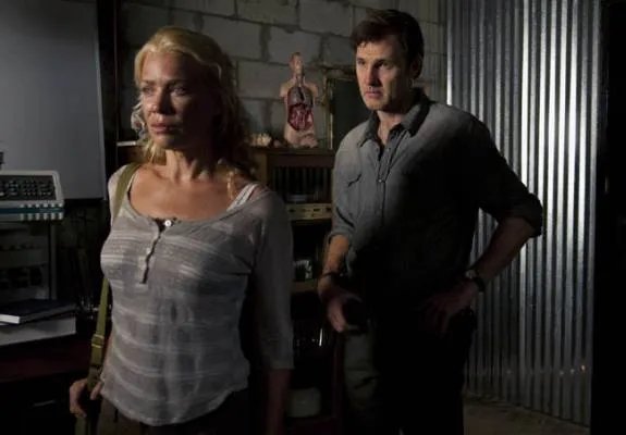 Andrea und der Governor. Szenenfoto aus der Episode %26bdquo;When the Dead Come Knocking%26ldquo; der US-Serie %26bdquo;The Walking Dead%26ldquo; &copy; AMC